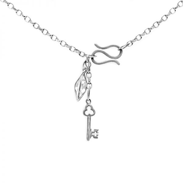 Silver Magpie Quartz Drop Necklace - clasp detail